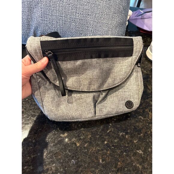 Lululemon Festival Bag 5L Crossbody Gray/Black Unisex Medium - Picture 9 of 10